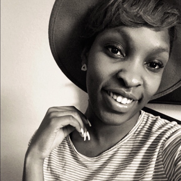 Meet your Posher, Adrine - Picture 1 of 1