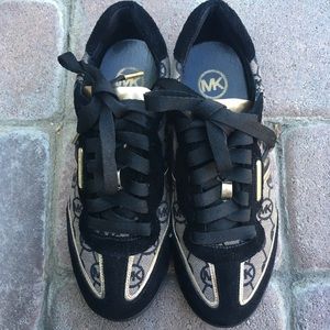 ⬇️ Michael Kors sneakers