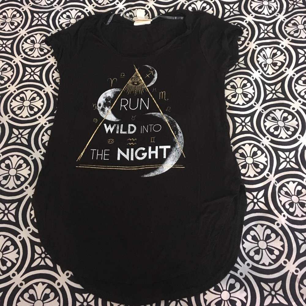 Black printed tee, super soft!