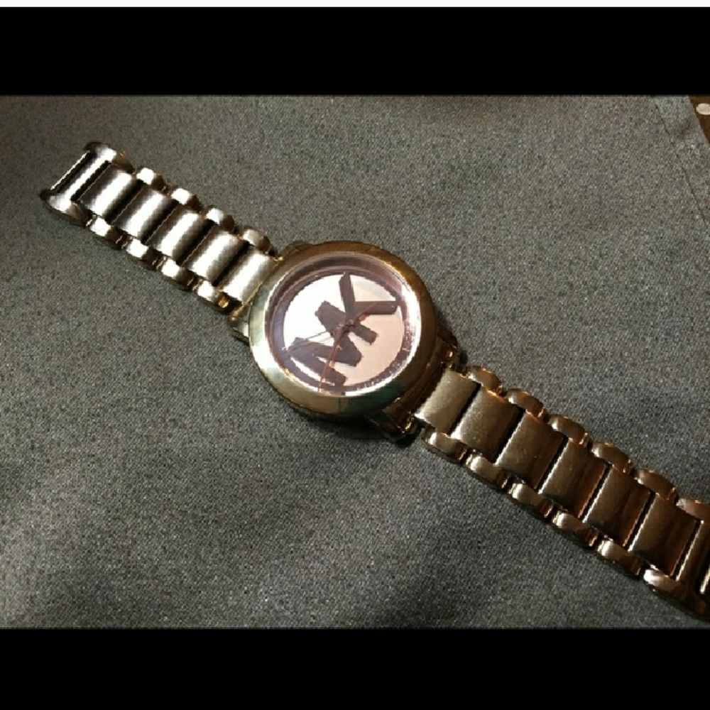 Auth. Michael Kors rose gold watch with links