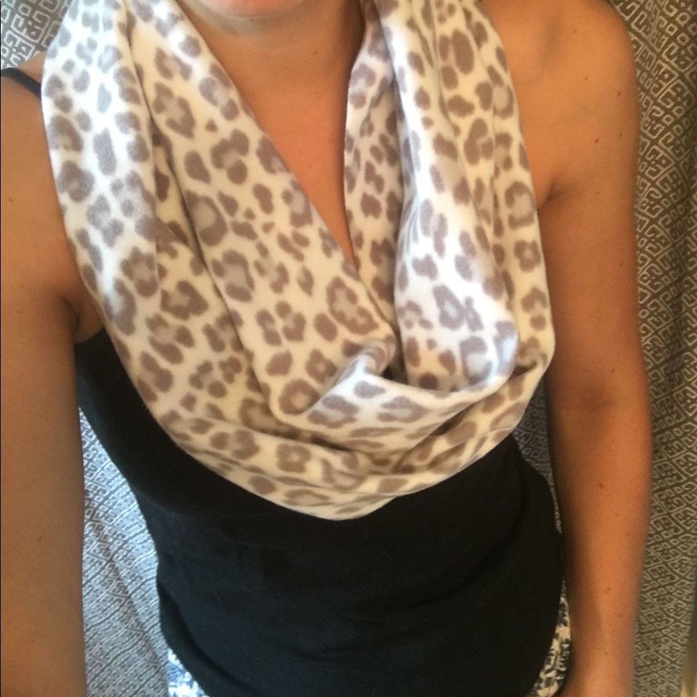 SUPER SOFT Leopard Scarf
