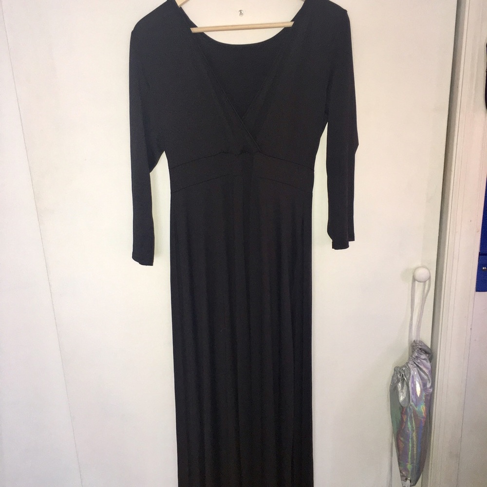 Long v-neck black dress 👗