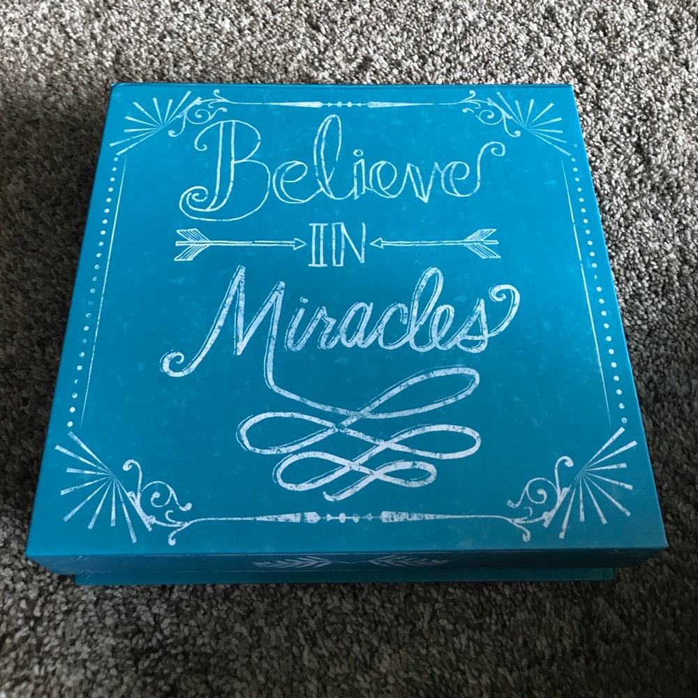 "Believe in miracles" Box