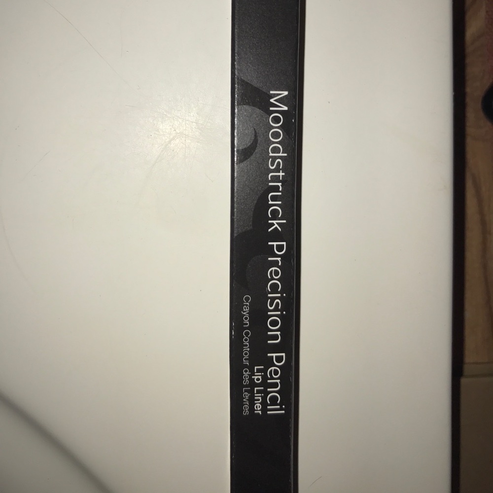 Younique lip liner