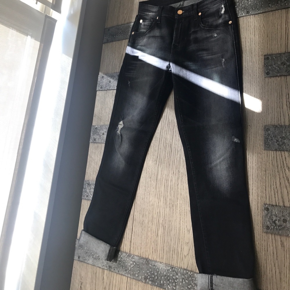 Perfect cropped pant with dark wash detail .