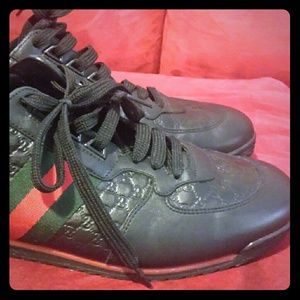 Gucci mens leather shoe with web