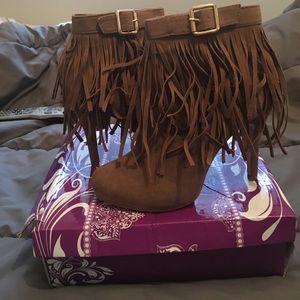 Size 7 1/2 fringe bootie