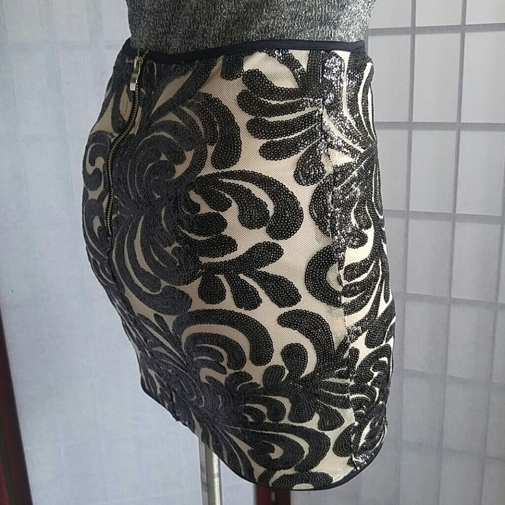 Skirt - Picture 2 of 8