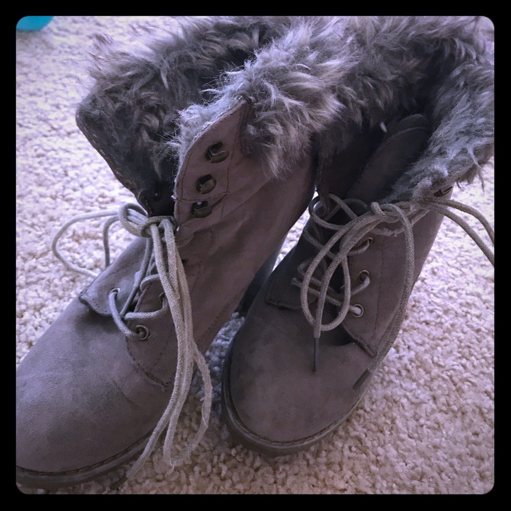 Boot with furs
