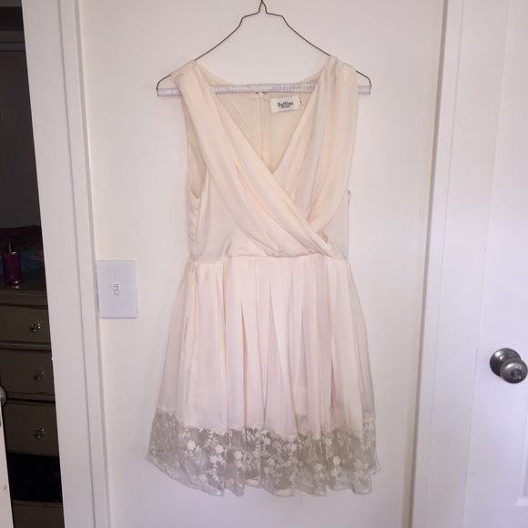 Off white float dress - Picture 1 of 5