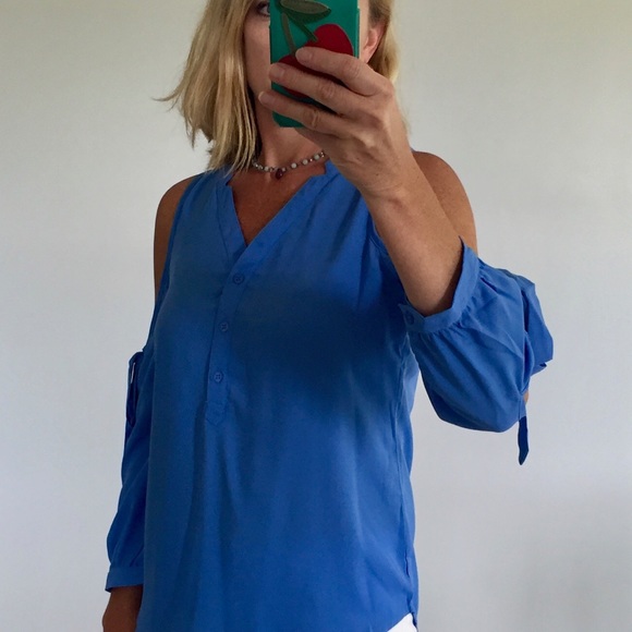 🌻🍁1 LARGE LEFT🍁🌻Cold Shoulder Top - Picture 3 of 8