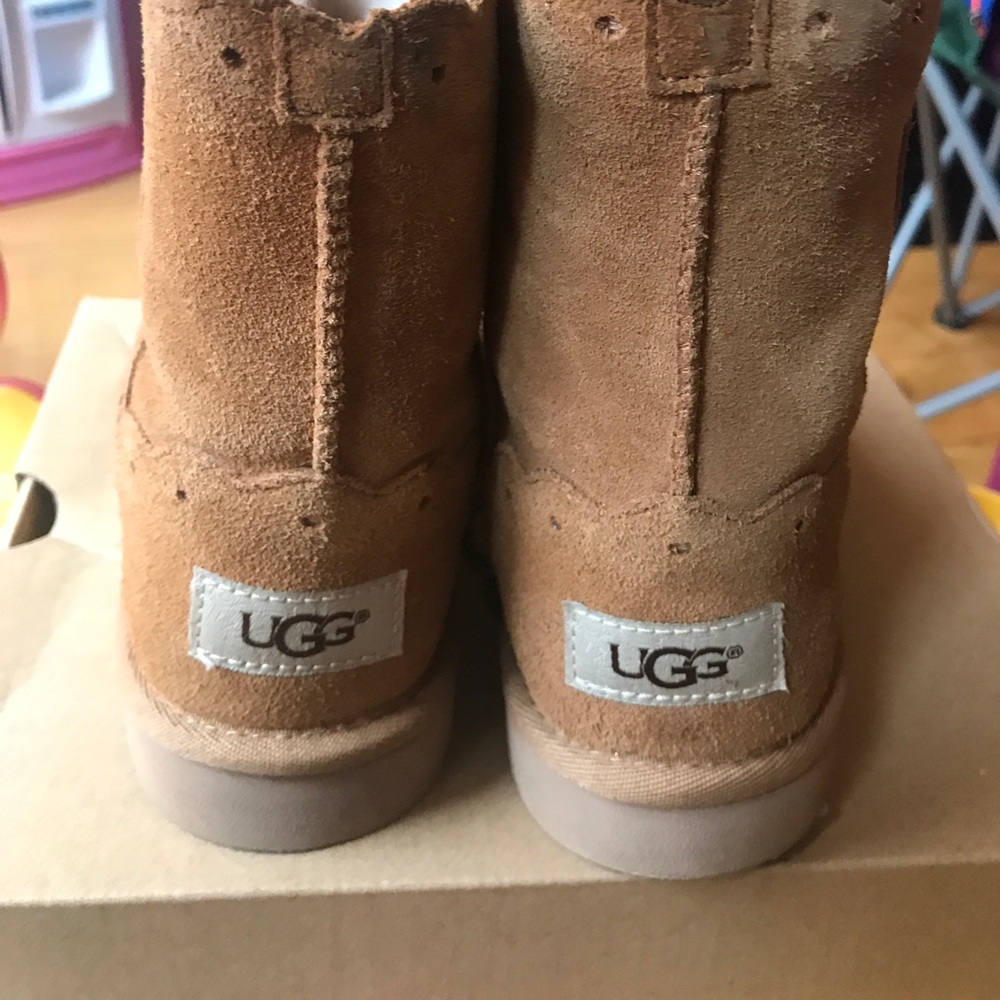 Little girls Ugg size 12