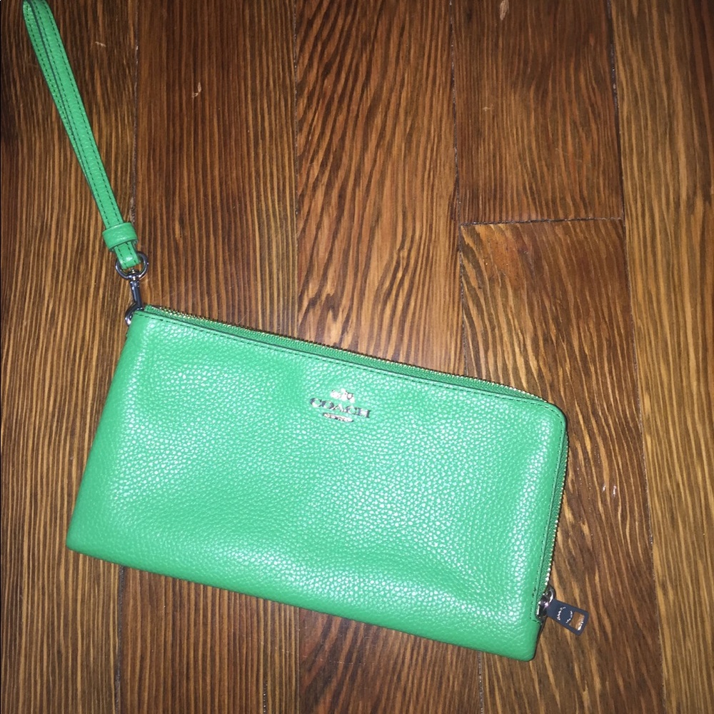BRAND NEW Kelly Green Coach Wristlet