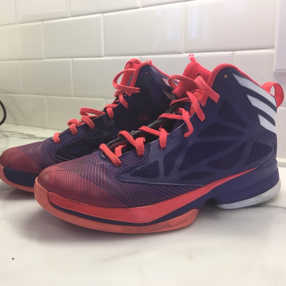Adidas size 6 basketball shoe