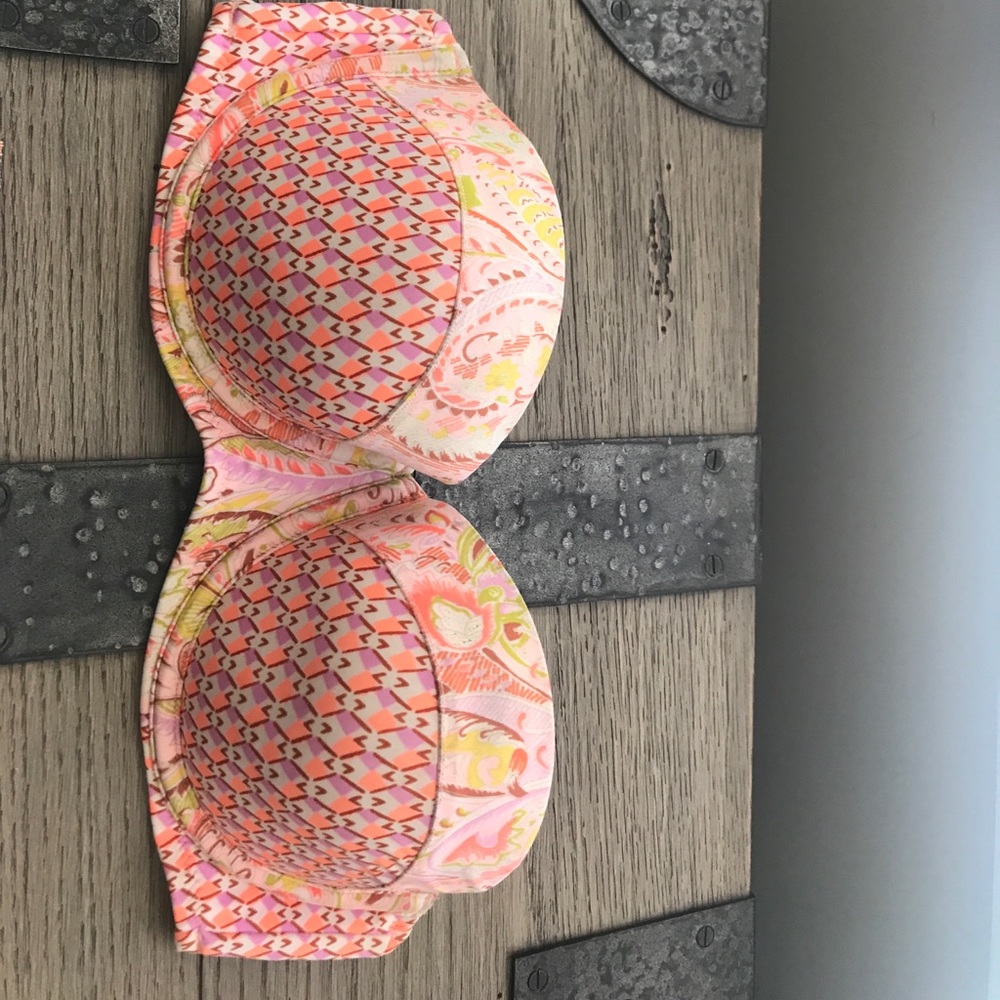 Strapless paisley print patted top