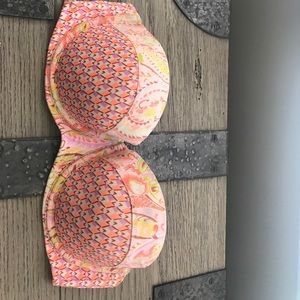 Strapless paisley print patted top