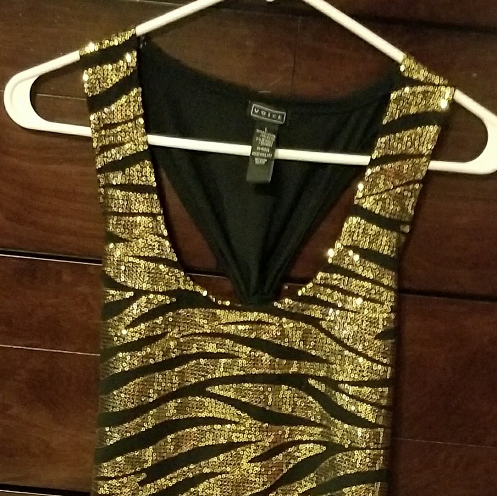 Sleeveless racer back dress shirt