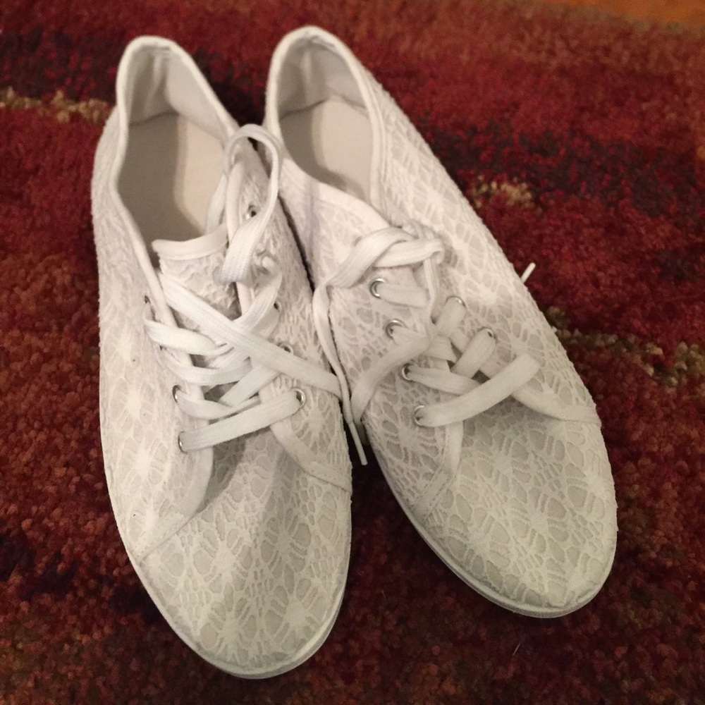 White lace up sneakers