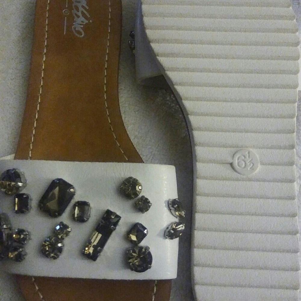 Sandle - Picture 2 of 3
