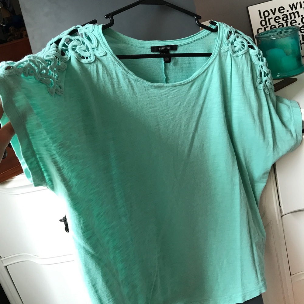 love this tee with open shoulders!!