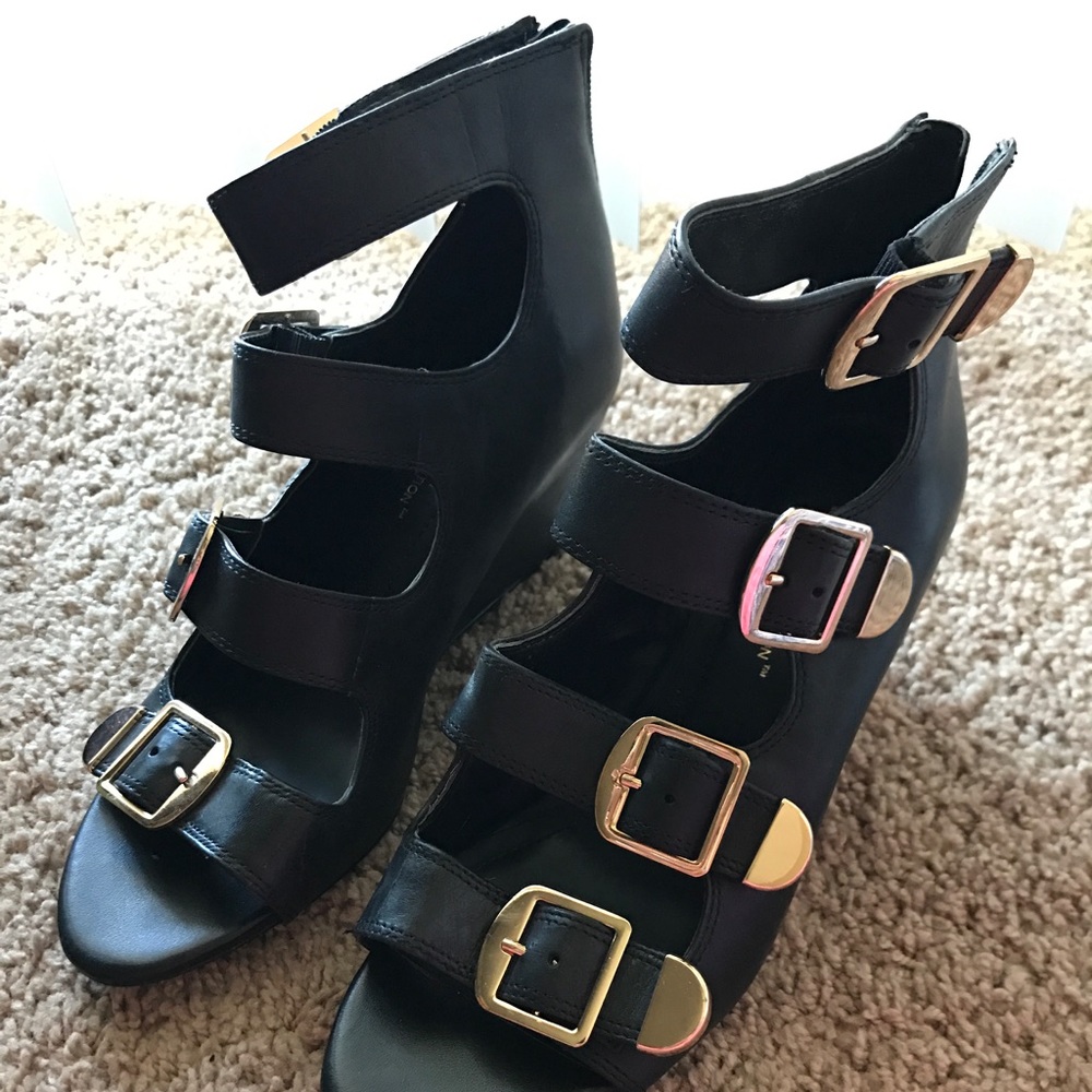 New bcbgeneration black wedge size 7.5