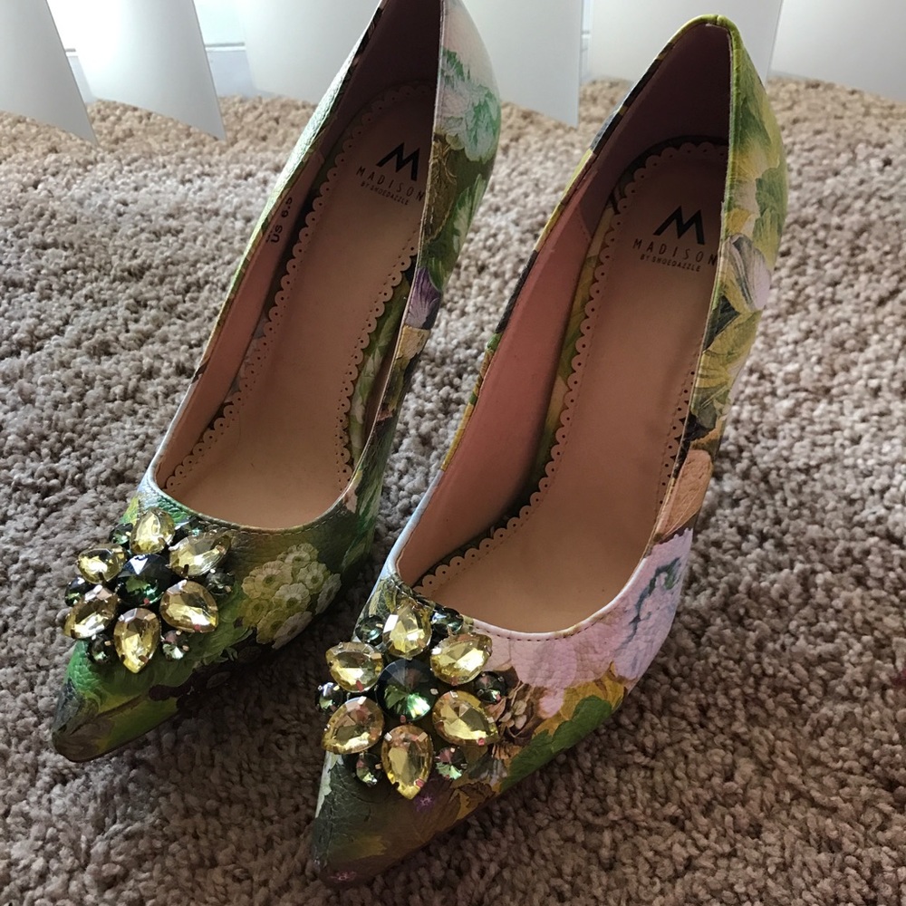 New Madisonby shoedazzle flower pointy heel s 6.5