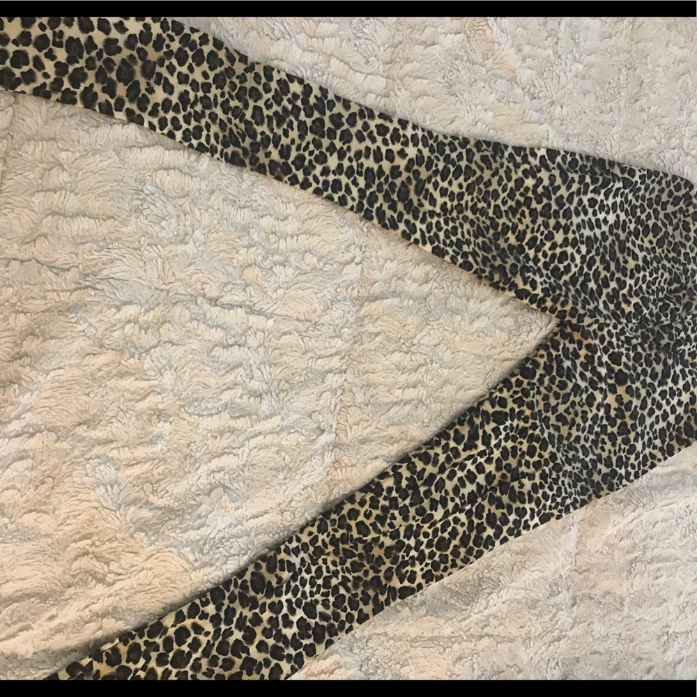 ❣️RESTOCKED ❣️Leopard Print Leggings - Picture 5 of 5