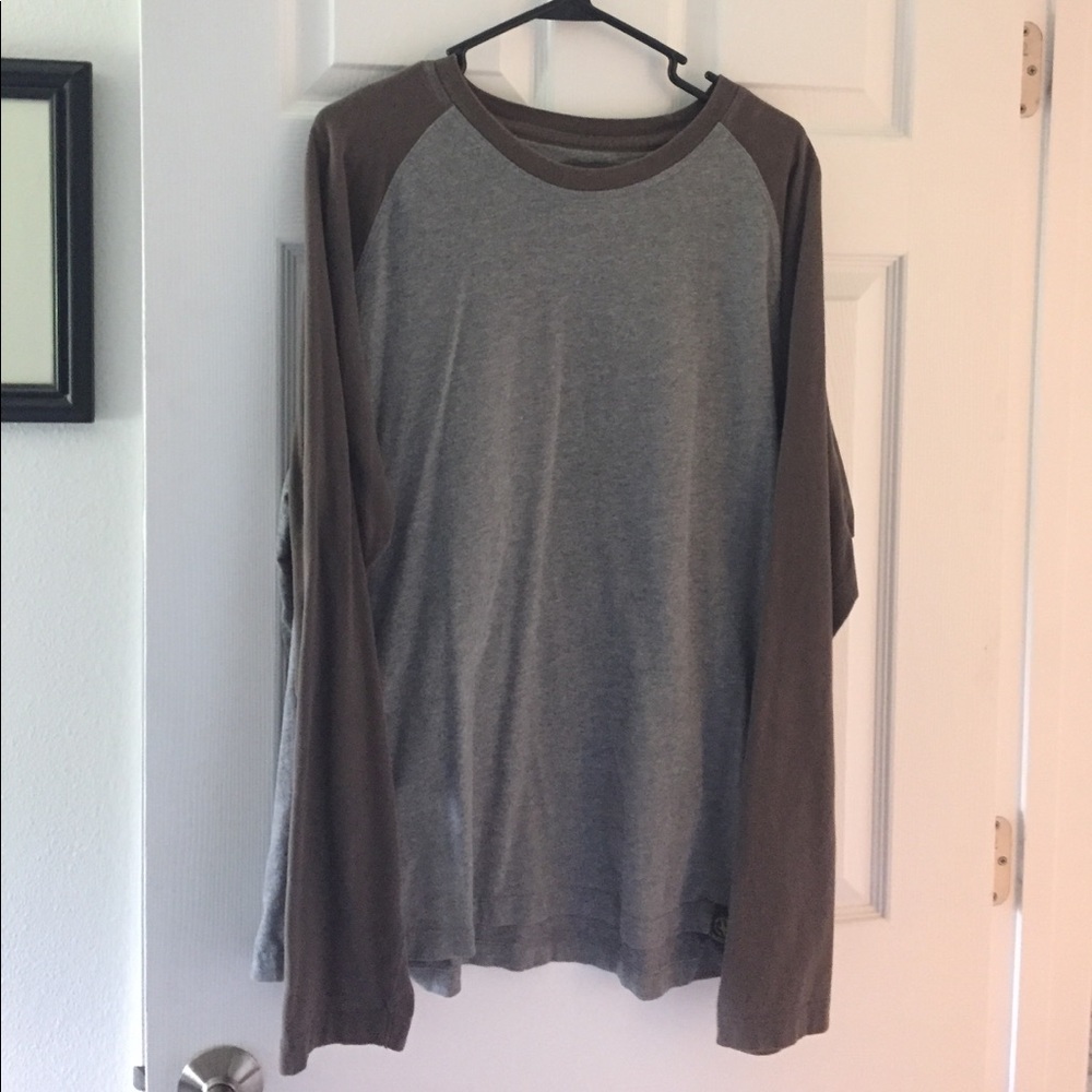 Mens long sleeve baseball style shirt. XL
