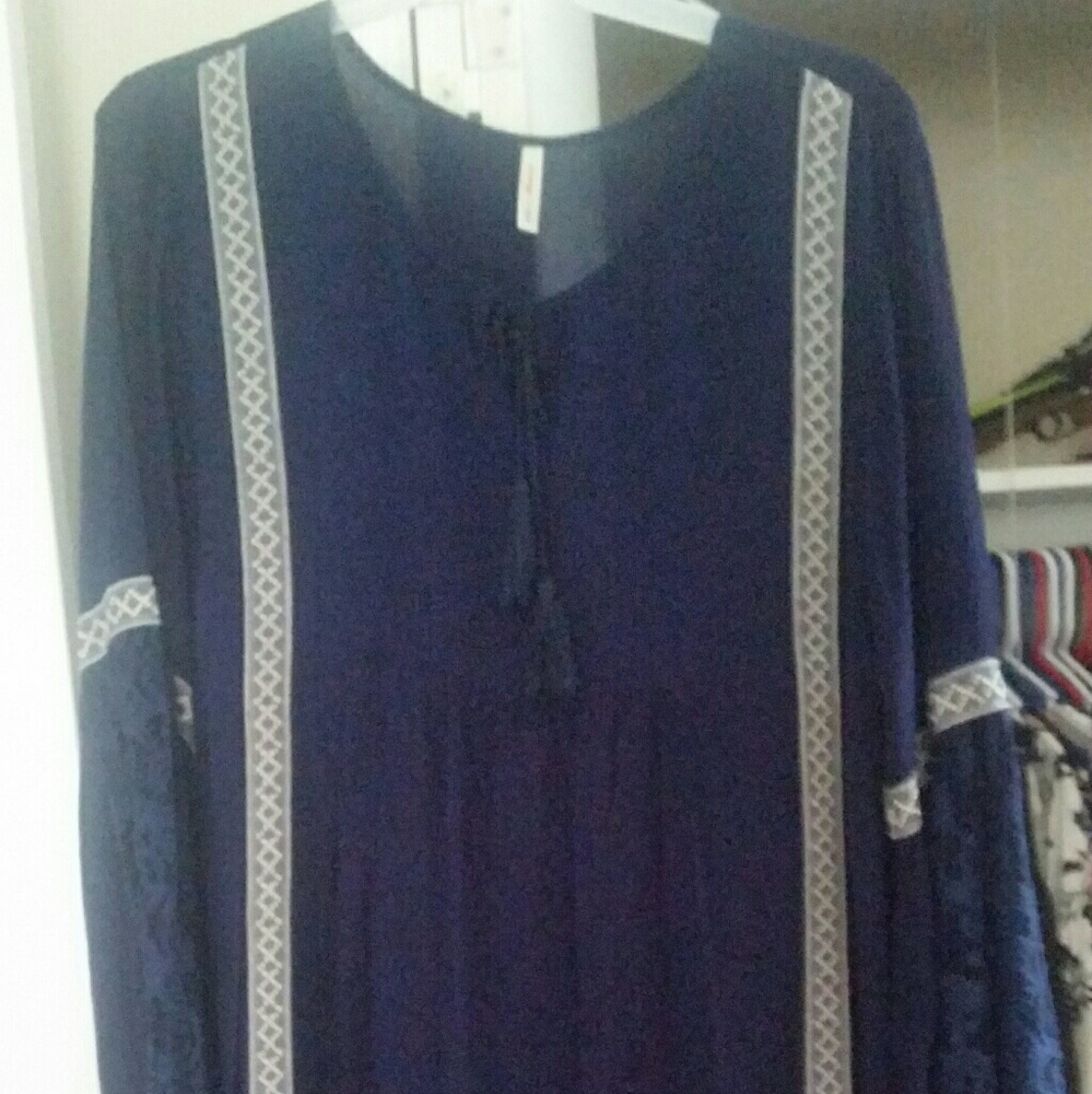Boutique top with lace sleeves