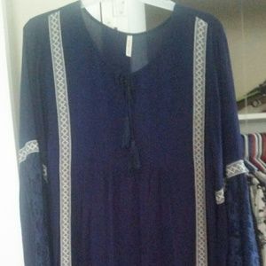 Boutique top with lace sleeves