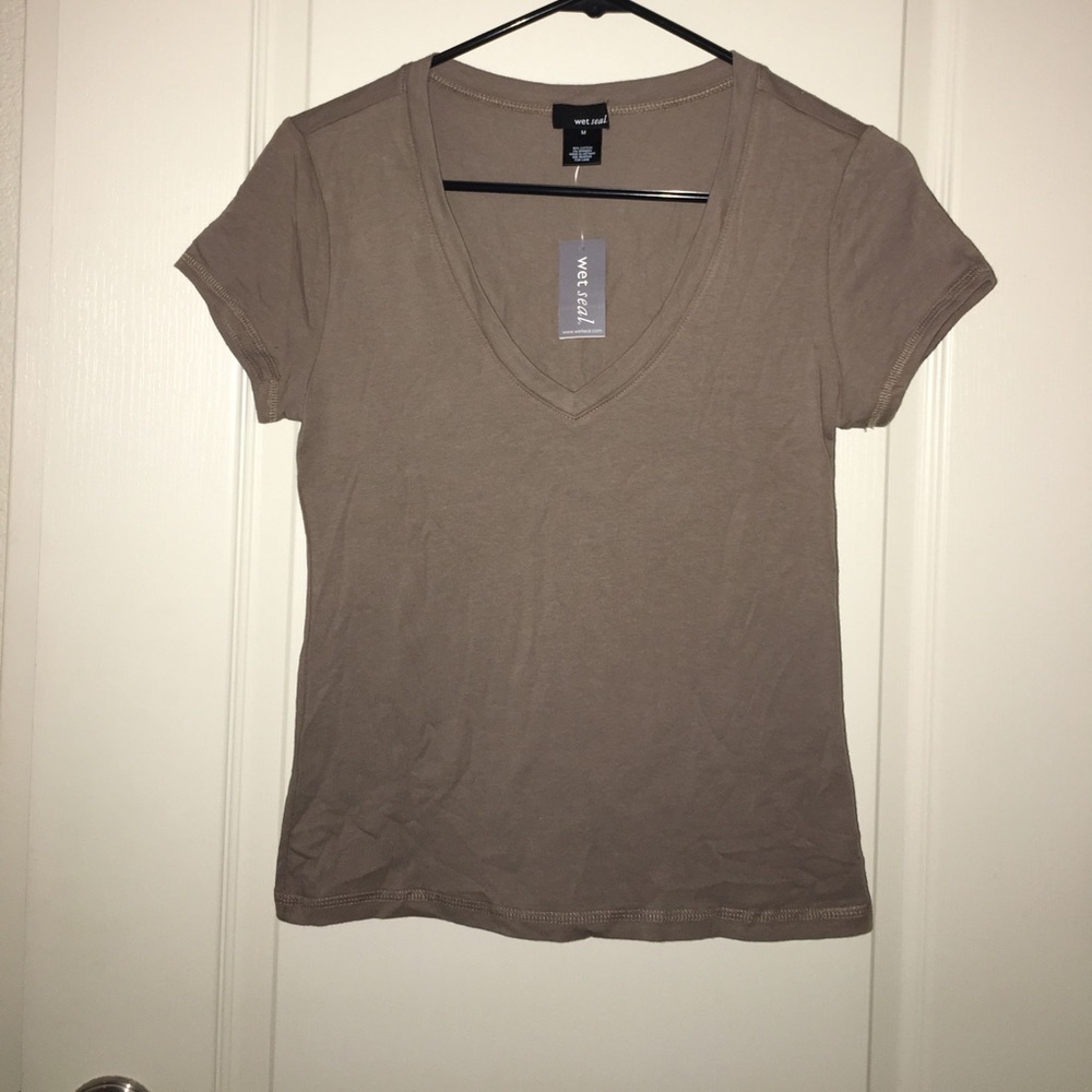 Basic V-neck tee