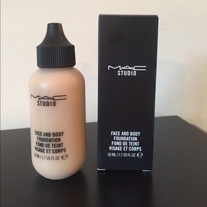 MAC Studio Face And Body Foundation C1