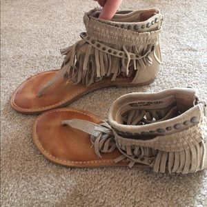 Adorable fringe sandals !