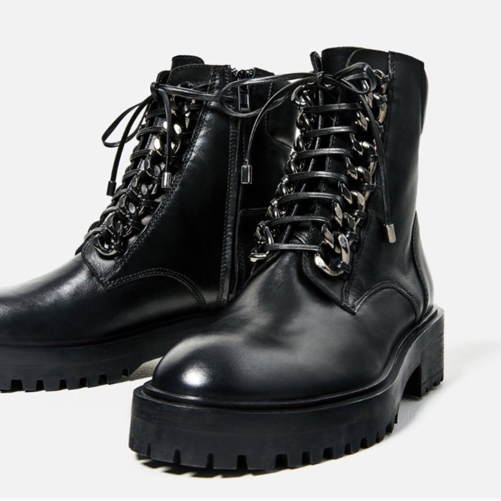 ZARA- Boots chain detail