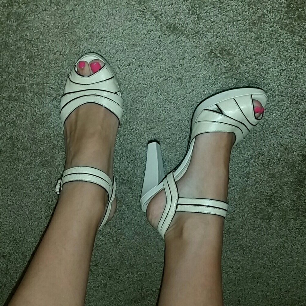 Gianni Bini 8 Cream Heels