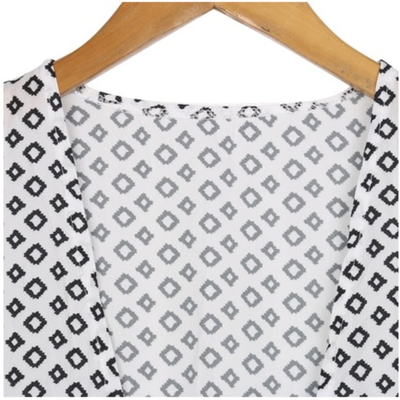 ♣️L Left!♣️ Beautiful Kimono - Picture 2 of 4