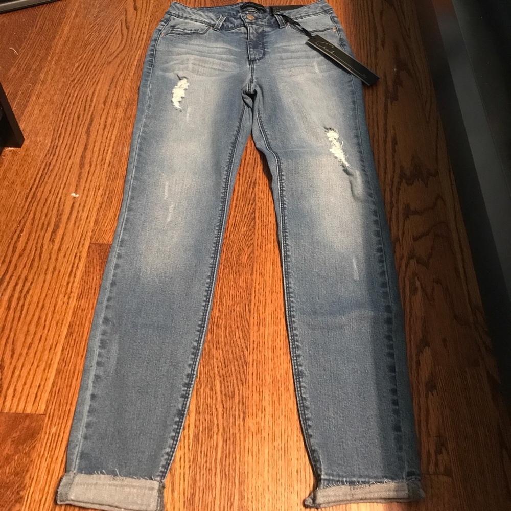 Ankle jeans with rips!