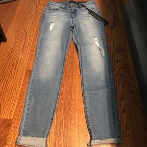 Ankle jeans with rips!