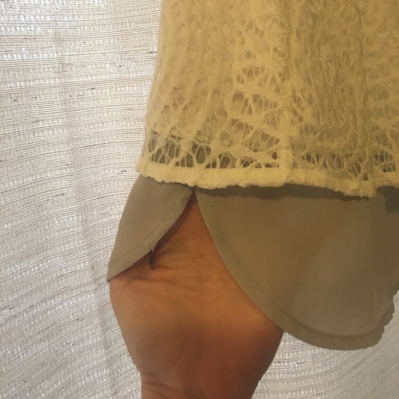 Lace tank with grey at bottom size small - Picture 3 of 4