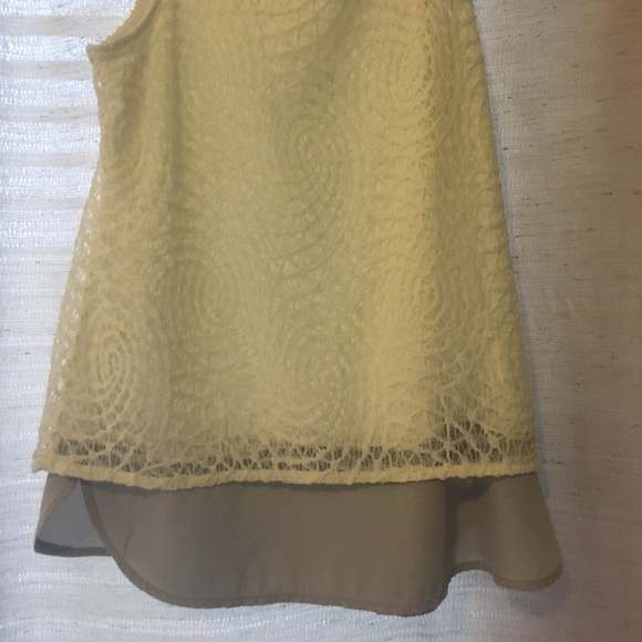 Lace tank with grey at bottom size small - Picture 4 of 4
