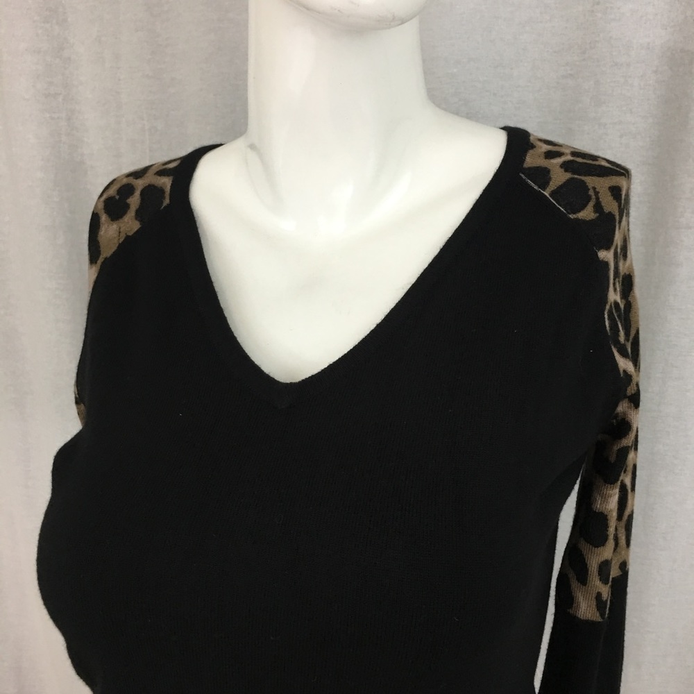 SOLD 💟Sz XS Venus Leopard Print Shoulder Sweater - Picture 4 of 8