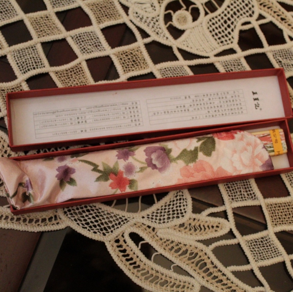 Beautiful Hand Fan - Picture 2 of 3