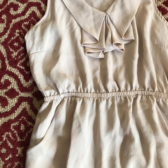 Tan sleeveless dress with pockets - Picture 2 of 4