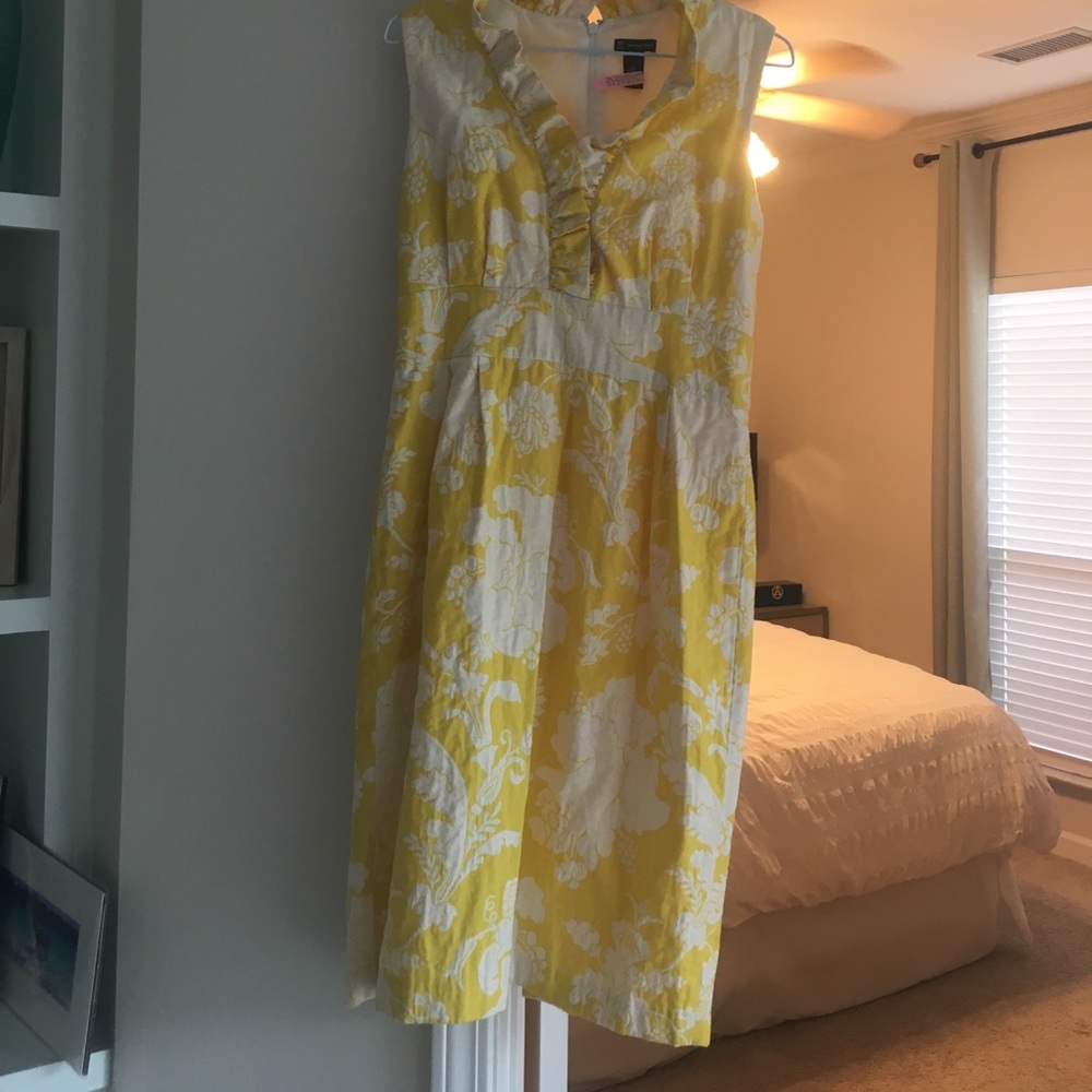 Yellow white sundress w/ beautiful ruffled collar