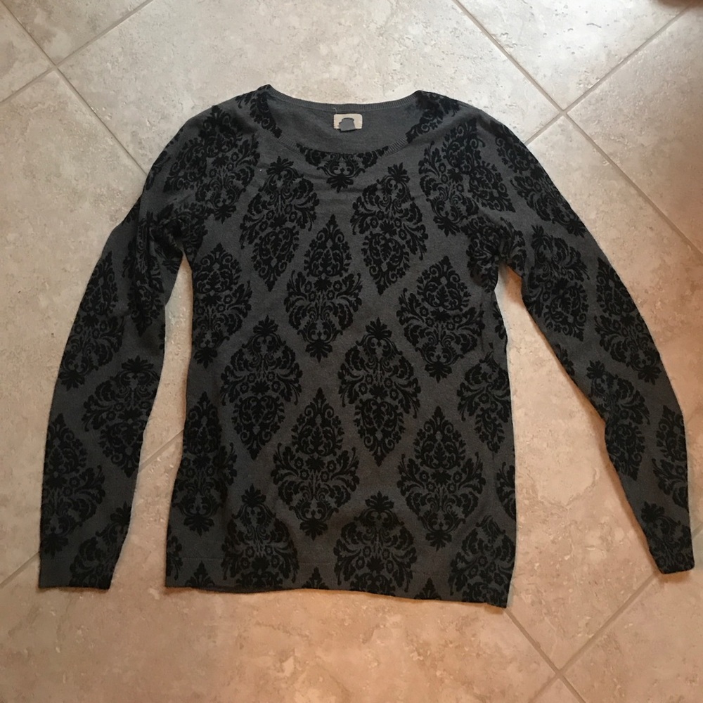 Grey sweater with pretty black design