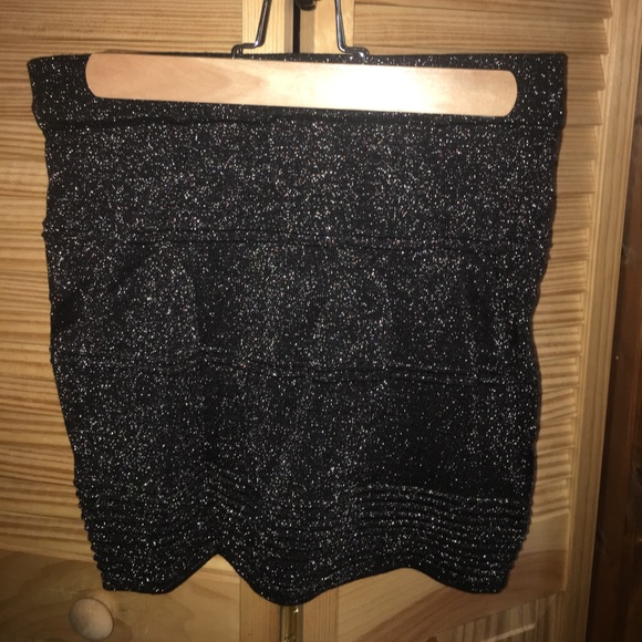 Black mini skirt - Picture 1 of 1