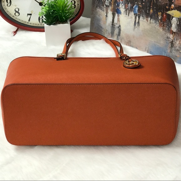 ❌SOLD❌ @lovella's Purses& more..Michael Kors Tote - Picture 3 of 8