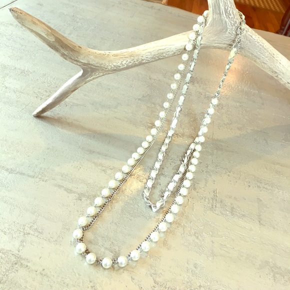 Silver and white with pearl costume necklace - Picture 1 of 4
