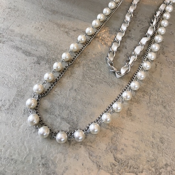 Silver and white with pearl costume necklace - Picture 2 of 4