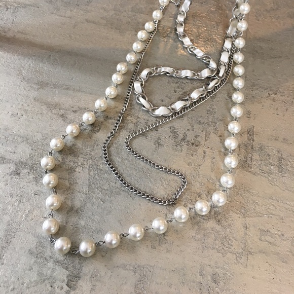 Silver and white with pearl costume necklace - Picture 3 of 4